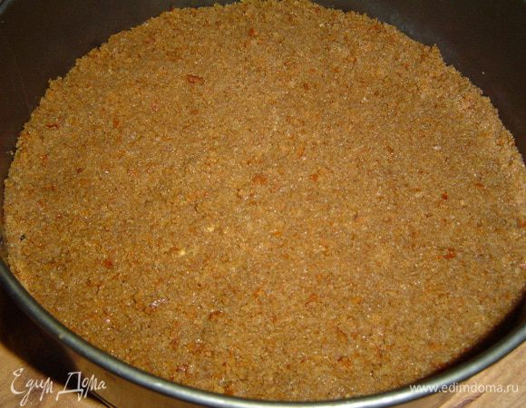 выкладываем в разъемную форму,застеленную пищевой бумагой и утрамбовываем,отправляем в холодильник на 10 мин.