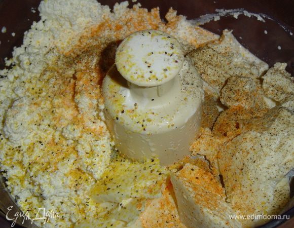 Соединяем творог,фету, брынзу,сливки и с помощью блендера доводим до однородной кремообразной массы. Желатин разводим горячей водой и 1/3 часть добавляем к полученной массе, также добавляем соль,перец,орегано,паприку,лук-пудру,перемешиваем,