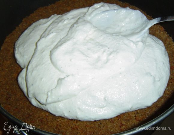 выкладываем на хлебный корж,разравниваем и отправляем в холодильник.