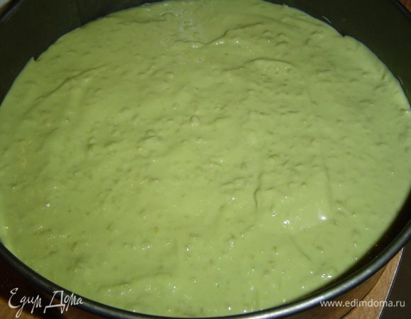 В блендер помещаем очищенный авокадо,консервированный зеленый горошек,сметану и взбиваем до однородности,затем добавляем вторую треть желатина,подсаливаем,перемешиваем и наносим на творожный слой,и опять в холодильник.