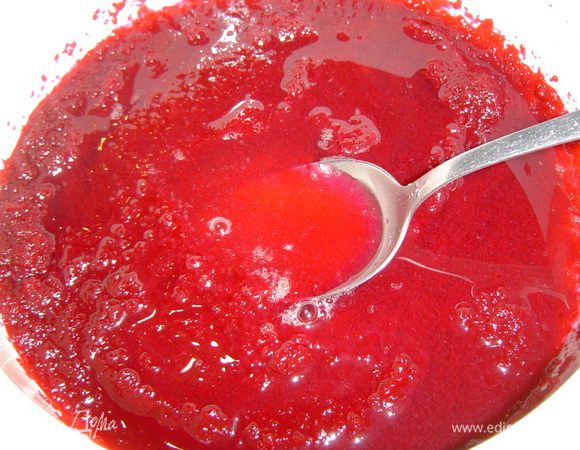 Пюрируем отварную свеклу,немного подсаливаем,добавляем оставшийся желатин,перемешиваем,