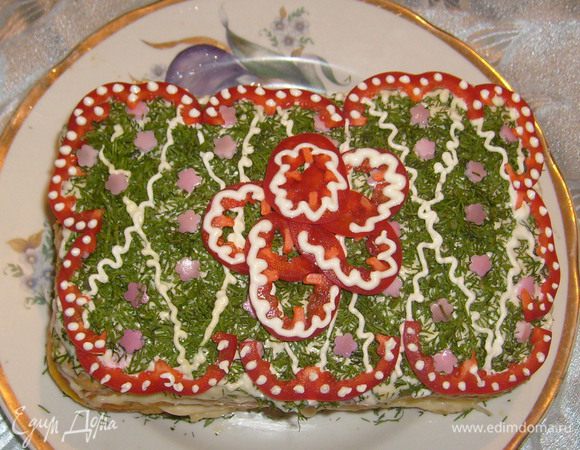  Оставшийся сыр смешиваем с майонезом, добавляем давленный чеснок и перемазываем остывшие коржи, украшаем верх и даём немного настоятся.немного настоятся. Я делала на детский праздник поэтому так ярко украсила.