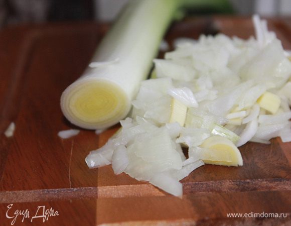 Все овощи вымойте. Репчатый лук очистите, вместе с луком-пореем нашинкуйте соломкой. 