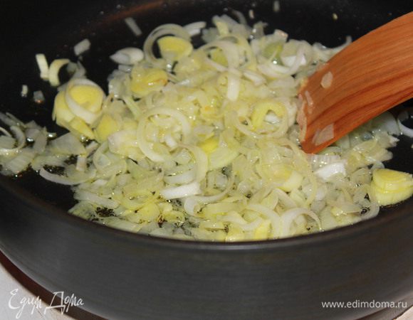 Лук пассируйте на оливковом масле 5 минут.