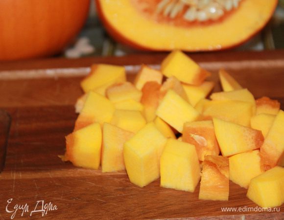 Тыкву очистите, удалите семена, мякоть нарежьте кубиками, залейте овощным бульоном и варите 15 минут. 