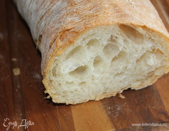 Приготовьте гренки из пшеничного итальянского хлеба (чиабатта). Для этого нарежьте кусочки хлеба кубиками, сбрызните оливковым маслом и подсушите в духовке. Можно купить готовые гренки, тогда советую сырные. Подавайте суп-пюре горячим, с пшеничными гренками. Можно посыпать рубленой зеленью. 