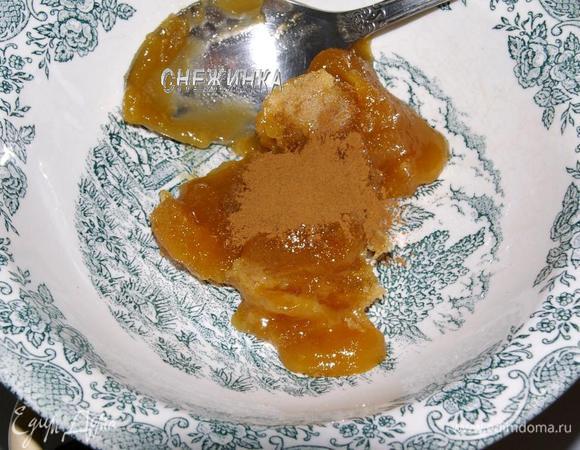 Мёд кладём в тарелку или кастрюльку,  добавляем к нему корицу и прогреваем на водяной бане до полного растворения. Мёд можно брать засахаренный, в любом случае мы его топим, чтобы он был жидкий и тёплый.