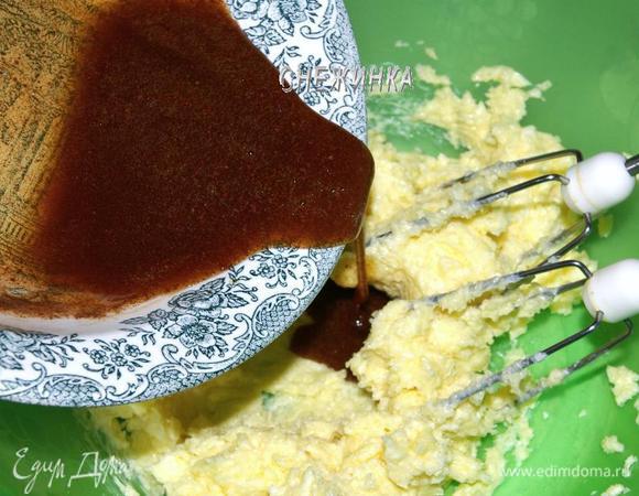 Добавляем к масляной массе тёплый! мёд с корицей и снова хорошо взбиваем.