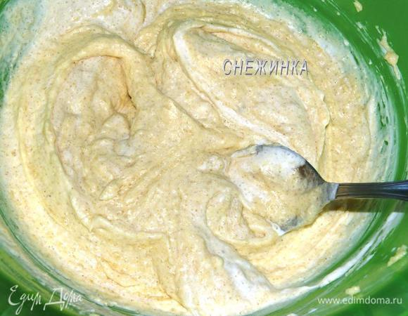 Добавляем сметану. Перемешиваем ложкой. Взбивать тесто уже не нужно.