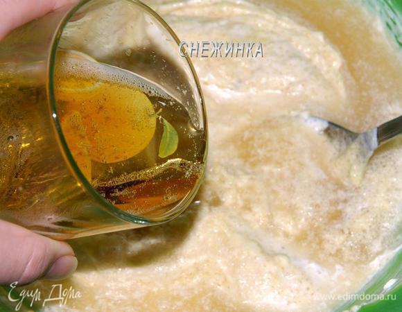 Наливаем пиво. Важно, чтобы пиво было только что открытым и не холодным, для этого подержите его предварительно при комнатной температуре! Тщательно перемешиваем ложкой.