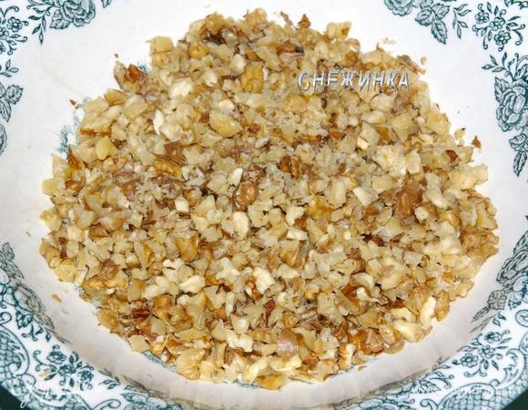 Грецкие орехи измельчаем на кусочки. 