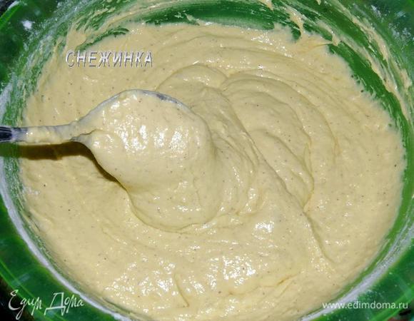 Всыпаем в тесто муку, вымешиваем. Тесто очень воздушное, по густоте как хорошая жирная сметана, если набрать его ложкой, то оно сначала держится, а затем падает в миску.