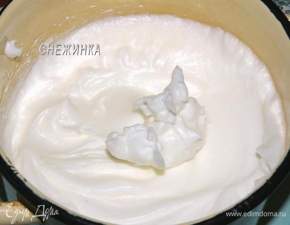 Белки из холодильника взбиваем в устойчивую плотную пену со щепоткой соли.