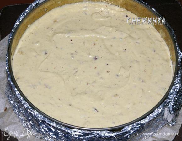 Выкладываем тесто в форму, равномерно распределив. 