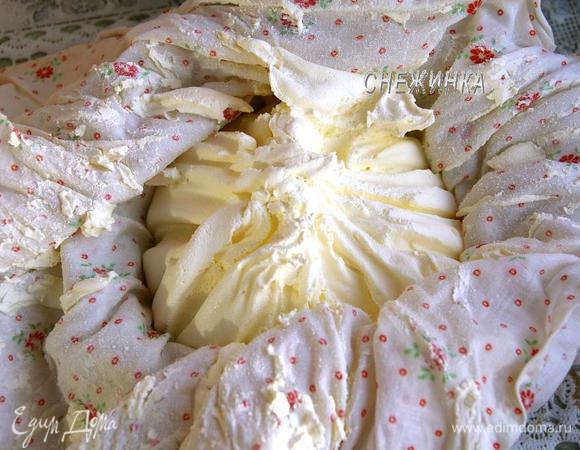 Для крема нам нужна густая сметана. Так как у меня сметана магазинная, я взяла 800 г. и предварительно отвесила её на ночь. Для этого берем чистую х/б ткань, сложенную вдвое, в центр наливаем сметану, концы связываем и подвешиваем в таком виде в прохладном месте на 8 - 10 часов, подставив мисочку для стекания сыворотки. В результате лишняя жидкость стекает и сметана становится гуще.