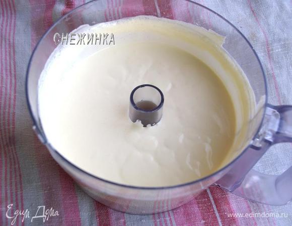 Теперь взбиваем сметану с сахаром и ванилином, взбиваем до полного растворения сахара. Убираем в холодильник.