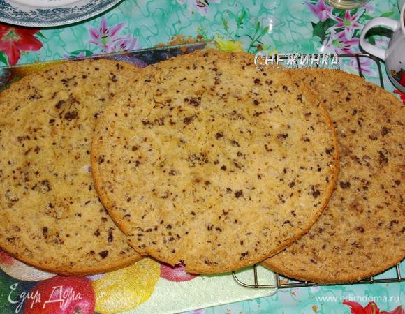 Корж только после полного остывания! разрезаем на 3 части. Будьте аккуратны, они очень нежные.