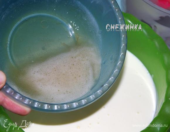 Желатин замачиваем в воде,  даём набухнуть, затем распускаем на водяной бане, не дав закипеть. Я его ещё процедила сквозь сито, на всякий случай, чтобы избежать комков. Часть крема (4 - 5 ст. л.) откладываем, они пригодятся после. Тонкой струйкой вливаем желатин в крем, постоянно взбивая миксером или в комбайне (это важно!). 