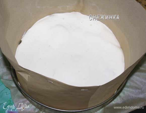 Собираем торт. Форму оборачиваем изнутри пергаментной бумагой, дно я так же выстелила. На дно кладём первый корж. Сверху выливаем треть крема.