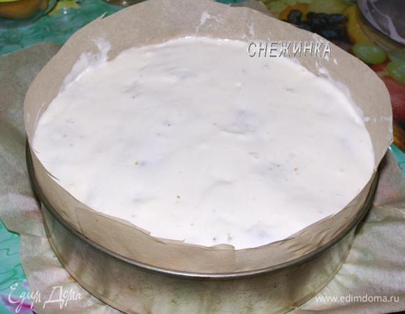 Затем сверху – второй корж. Не вдавливайте сильно коржи один на один! Сверху – еще треть крема, затем последний корж и оставшийся крем. В таком виде оставляем торт на часа 2 - 3 или на ночь.