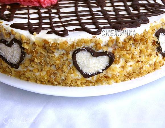 Теперь приступим к бокам торта. Берём крем, который мы отложили раньше, промазываем по бокам, чтобы все наши украшения хорошо липли)) Крепим сердечки, через одинаковое расстояние, чередуя наклон влево-вправо. Внутри сердечек – кокосовая стружка. Остальное пространство посыпаем измельченными грецкими орехами. Бока украшать достаточно сложно, потому как торт невозможно наклонить, поэтому пришлось ладонью прижимать к бокам орешки:)