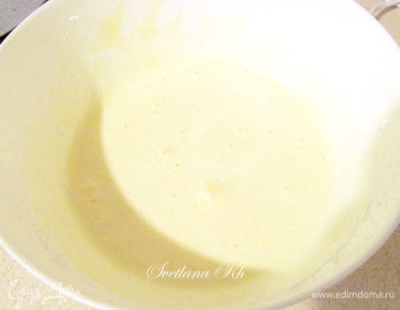 Яйцо взбить с сахарной пудрой до бела и увеличения в объеме в 3 раза.