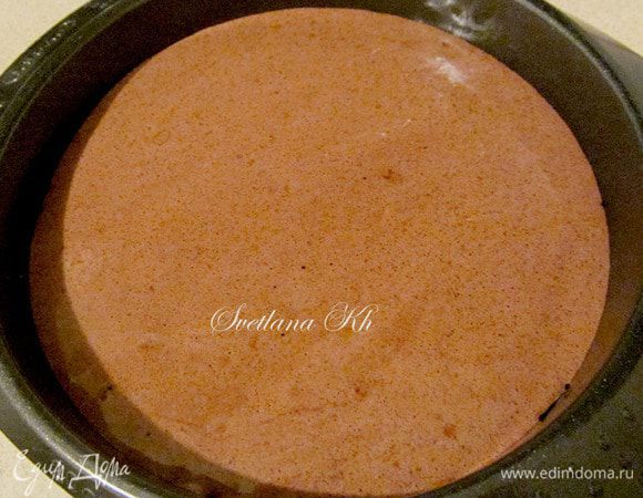 Вылить тесто в форму, предварительно выложенную пергаментом. Ничего не смазывать. Несколько раз поднять о опустить форму с тестом на стол, чтобы все равномерно распределилось. Выпекать 10 минут при 170 гр. Готовый бисквит остудить на решетке. Он получается очень нежным.