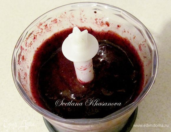 Готовим ягодное желе.
Я годы свежие или замороженные пробить в блендере вместе с водой. 