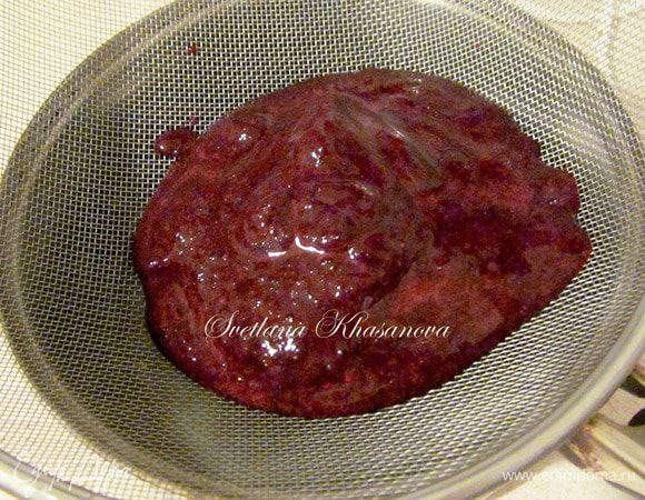 Полученную кашицу протереть через сито от косточек.