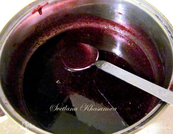 Добавить сахар и прогреть на огне. Желатин замочить в небольшом количестве воды. Поставить в микро на 10 сек. для его  растворения, процедить и вылить в ягодную смесь. Хорошенько все размешать.