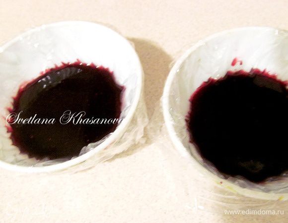 Формочки небольшого диаметра выстелить пленкой. Вылить в них ягодную смесь и остудить. Поставить в холодильник минимум на час до получения желе.