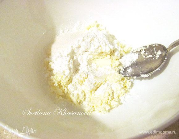 Готовим сливочно-творожный крем:
 Творог протереть через сито, добавить сахарную пудру или сахар.  Погружным блендером слегка пробить до более однородной массы. 
Желатин замочить в молоке или сливках. Распустить в микро, процедить.