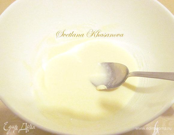Сливки взбить до пышной массы.  Творог соединить с желатином. По одной ложке вводить сливки и хорошо все перемешать.