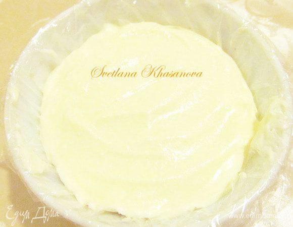 Полученный творожный крем выложить поверх застывшего ягодного желе. Поставить в холодильник для застывания.