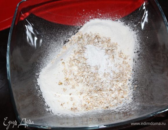 Смешать в миске муку, разрыхлитель, хлопья и соль.