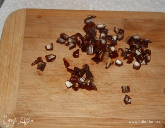 Финики порезать.