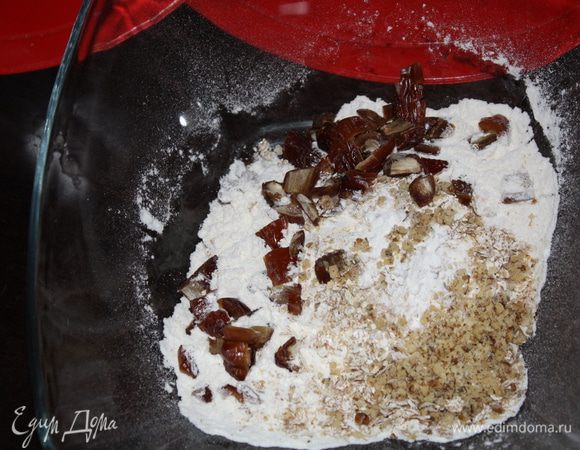 Добавить финики и орешки к мучной смеси.