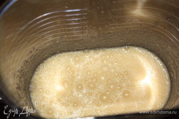 Взбить яйца с сахаром. Не прекращая взбивая, влить молоко и растопленное масло.