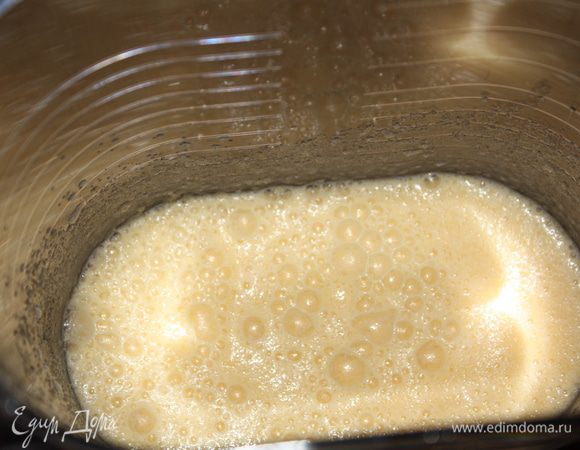 Взбить яйца с сахаром. Не прекращая взбивая, влить молоко и растопленное масло.