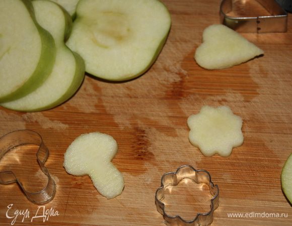 Яблоки порезать  ломтиками и вырезать формочками фигурки.