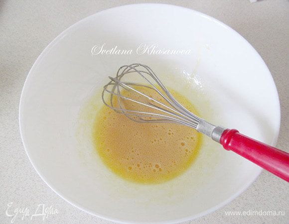 Готовим шоколадный мусс.
Желатин растворить и процедить.Из воды и сахара сварить сироп. Добавить желатин в сироп.
Желток растереть, добавить чуть остывший  сироп.Энергично мешать, чтобы желток не свернулся.
