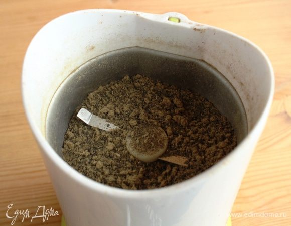 Сразу хочу сказать, что я с большим уважением отношусь к зеленому чаю... Этот чай я привезла из Китая... Он очень вкусный и ароматный... Это молочный Оолонг (Улун). Сегодня я в первый раз использую чай не по его прямому назначению, а отправляю в выпечку. В общем, японские пирожные из китайского чая))))))))))))))
В кофемолке измельчить чай до порошкообразного состояния.