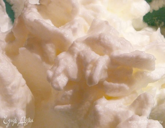 Яйца разделить на белки и желтки. Взбить белки с солью до пиков.