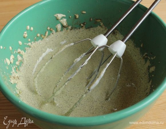 Взбить желтки с сахаром, небольшими порциями добавить крахмал и  чай, ввести масло.