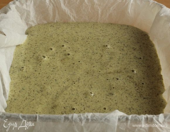 Духовку разогреть до 150 градусов. Форму для выпечки выстелить бумагой, выложить смесь и выпекать 30 минут.