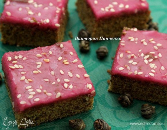 Для глазури соединить сахарную пудру, воду и краситель. Перемешивать до получения густой блестящей массы. Готовую глазурь нанести на бисквит и нарезать корж на квадраты.