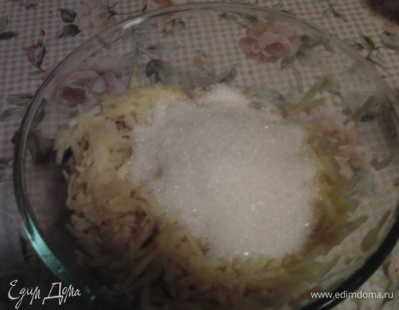 В яблоки добавить лимонный сок, цедру и сахарный песок (по вкусу). Все перемешать.