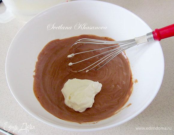 По одной ложке подмешать сливки в желтково-шоколадную массу.