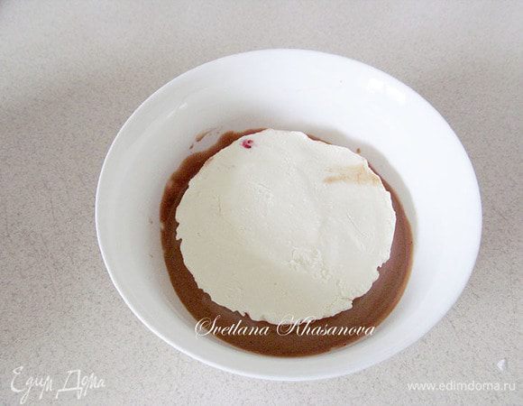 На дно более глубокой формы выложить немного шоколадного суфле.
В центр поместить творожно -ягодную смесь из холодильника, ягодным желе вниз. Все залить шоколадным муссом.