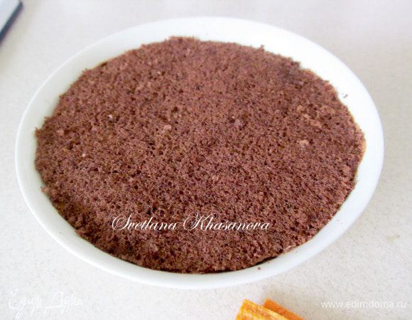 А сверху выложить бисквит, вырезанный по диаметру формы.
 Я использовала обычную, круглую миску для супа.Поставить форму в морозилку на 1 час. Для того чтобы потом извлечь  десерт из формы -достаточно поставить ее на несколько секунд в горячую воду и перевернуть.